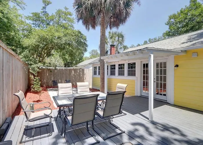 4 Minute Walk To North Beach! Classic Cottage! Tybee Island